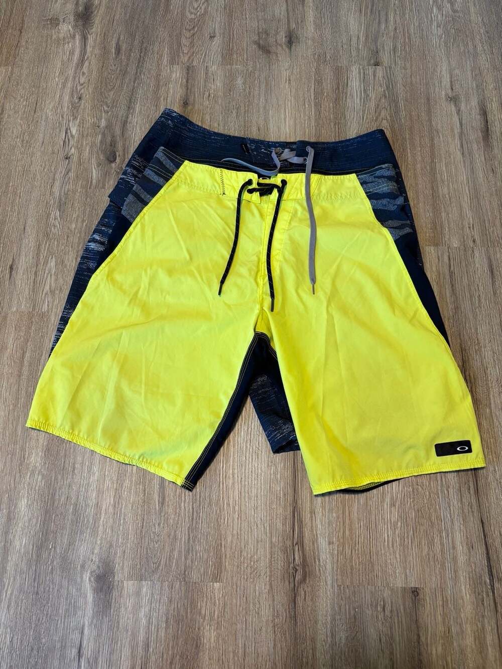 2 Pair Oakley Men Boardshorts 33 Swim Trunks Neon Yellow Black Quick Dry Lot